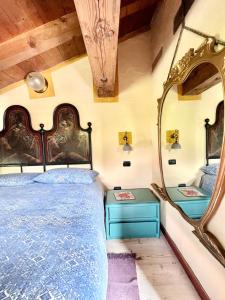 Schlafzimmer mit einem Bett und einem Spiegel in der Unterkunft Casa Unica- da Bruno in Colico