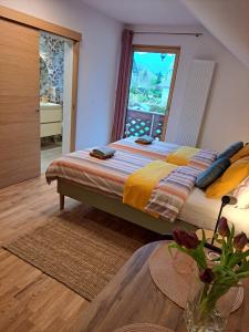 Un dormitorio con una cama grande y una ventana en Room Art&deco, en Bled
