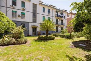 an apartment building with a garden in front of it at Mi casa tu casa - Guest House in Catania