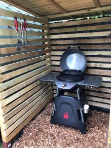 einen Grill in der Ecke einer Wand in der Unterkunft The Chestnuts Pod with private garden. 