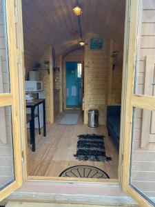 uma vista de um quarto numa pequena casa em The Chestnuts Pod with private garden. 