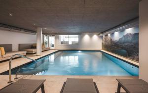 a swimming pool in a hotel room at Hotel Schölzhorn Superior in Racines