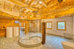 um chuveiro num quarto com tecto de madeira em Jup - a luxury boutique chalet em Warth