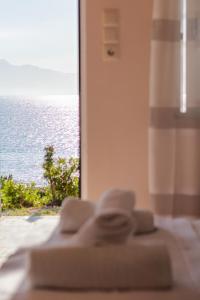 Una habitación con una toalla y vistas al océano en Όνειρο Dream, en Khránoi