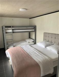 a bedroom with two bunk beds in a room at Raversea op enkele minuten wandelen van de zee. in Ostend