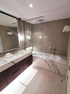 Koupelna v ubytování Three Bedroom Apartment at Address Residence Fujairah