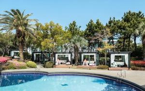 Bazén v ubytování The Suites Hotel Jeju nebo v jeho okolí