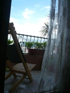 花蓮市的住宿－薇雅花苑，椅子坐在带窗户的阳台