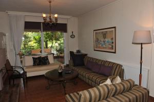 卡司特列基翁的住宿－Vila Vasi- Μodern maisonette view Meteora，客厅配有沙发和桌子