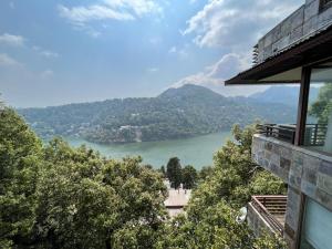 een uitzicht op een rivier vanuit een huis bij Little Heaven in Nainital
