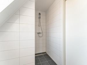 y baño con ducha y azulejos blancos. en Holiday Home in Scherpenisse near the Sea, en Scherpenisse 32 fotos más