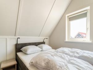 Postel nebo postele na pokoji v ubytování Pleasant holiday home in Scherpenisse with garden