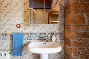 a bathroom with a sink and a mirror at Apartamento Rural Celada 2 in Celada
