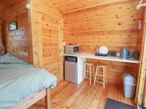 a cabin with a kitchen and a bed in it at Chestnut 5 in Broadway