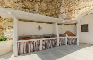 een patio met een aanrecht en een stenen muur bij Casa Montelci in Mattinata