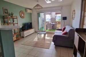 Televiisor ja/või meelelahutuskeskus majutusasutuses Le Victoria, vue mer et montagne