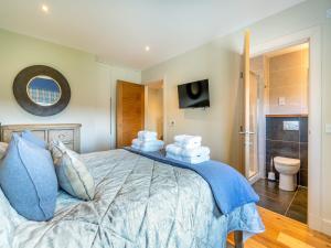 um quarto com uma cama com toalhas em Speed The Plough- Uk43631 em Grange