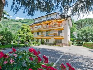 Un edificio con flores rojas en el frente. en Villa Sabine - Karin, en Merano