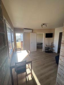 Televízia a/alebo spoločenská miestnosť v ubytovaní Charmant studio cabin avec piscine.