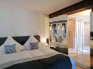 ein Schlafzimmer mit einem großen Bett und ein Wohnzimmer in der Unterkunft Ferienwohnungen an der Hufeland-Therme in Bad Pyrmont