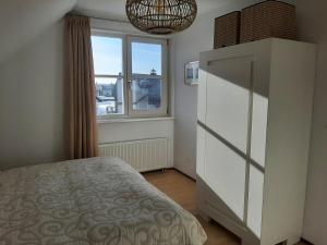 1 dormitorio con un gran armario blanco y una ventana en Beach Villa Makkum, en Makkum