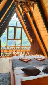 a bed in a room in a tent at ELVA BUNGALOV in Çamlıhemşin