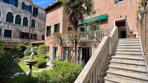 um conjunto de escadas que levam a um edifício com uma estátua em Residence Flowery em Veneza