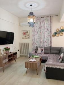 een woonkamer met een bank en een tafel bij Ariadni's apartment 6 Heraklion Thenon in Heraklion