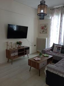sala de estar con TV de pantalla plana en la pared en Ariadni's apartment 6 Heraklion Thenon en Heraclión