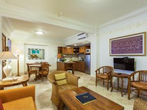 Majoituspaikan Club Bali Suite Legian baari tai lounge-tila