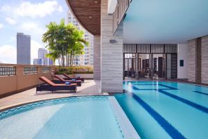 曼谷Somerset Park Suanplu Bangkok的楼顶游泳池