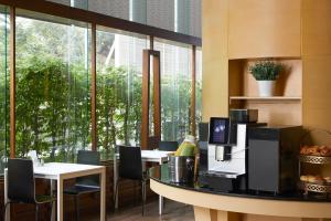Somerset Park Suanplu Bangkok的咖啡和沏茶工具