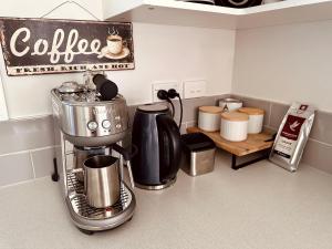 une cuisine avec une cafetière sur un comptoir dans l'établissement Cottage on Harrogate, à Hanmer Springs