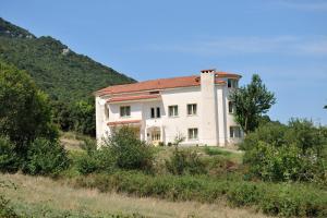 an old house in the middle of a field at Villa Maria υπέροχη βίλα στα Μετέωρα in Kalabaka