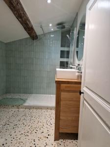 阿爾勒的住宿－Les Arènes，浴室配有盥洗盆和浴缸。