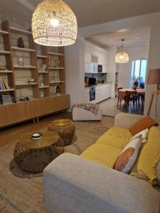 Les Arènes في آرل: غرفة معيشة مع أريكة وغرفة طعام