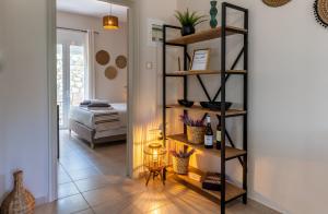 uma sala de estar com uma estante de livros num quarto em Eleanna's House - 400m From the Beach em Rethymno Town