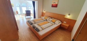 1 dormitorio con 1 cama en una habitación en Landhaus Zitz, en Ranten