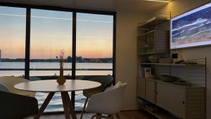 Hausboot Fjord Schleiliebe mit Biosauna und Dachterrasse in Schleswig的电视和/或娱乐中心