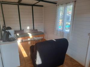 Habitación con escritorio, silla y teclado en Chalet pour 5 personnes équipé sur emplacement privatif dans camping 4 étoiles appartenant et géré par un particulier en Foix