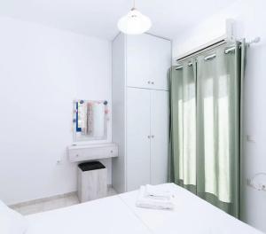 Postel nebo postele na pokoji v ubytování Zorbas Apartments-Am Strand von Lentas + 37 fotografií