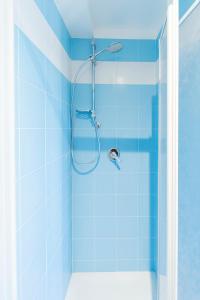 a bathroom with a shower with blue tiles at 105 - La Casa di Jacopo, fronte e vista mare in centro a Riva Trigoso, 20 metri dalla spiaggia in Sestri Levante