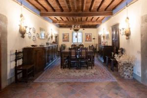 - une salle à manger avec une table et des chaises dans l'établissement Sillicagnana Castle Villa with Swimming Pool!, à San Romano