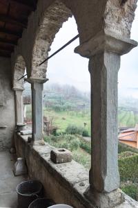 une fenêtre dans un bâtiment avec vue sur un champ dans l'établissement Sillicagnana Castle Villa with Swimming Pool!, à San Romano