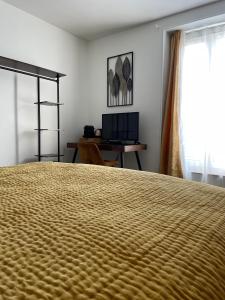 Televízia a/alebo spoločenská miestnosť v ubytovaní La Maison du Puits + 20 fotografií