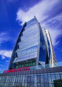 un bâtiment avec un panneau sur son côté dans l'établissement Moncher Hotel, à Tuzla