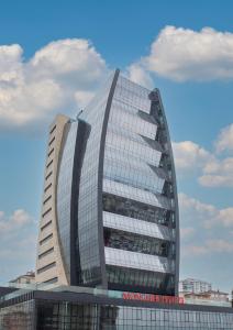 un edificio alto con muchas ventanas en Moncher Hotel en Tuzla