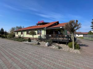 a building with a brick road in front of it at Zajazd u Basi in Otyń
