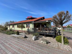 OtyńZajazd u Basi的顶部有标志的建筑物