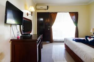 TV a/nebo společenská místnost v ubytování Taman Ayu Legian Hotel